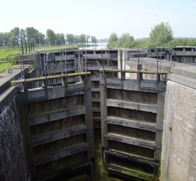 De uitwateringssluis te Dalem. Daarachter het geultje dat naar de rivier loopt