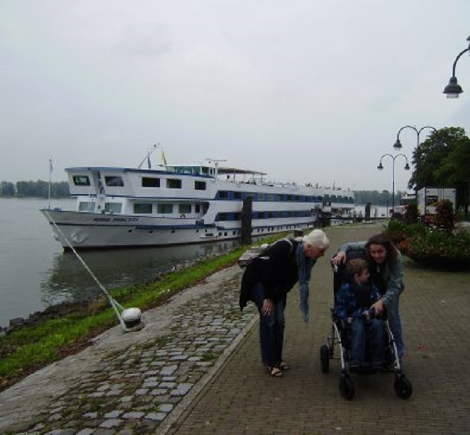 De Rhine Princess aan de kade van Buiten de Waterpoort. Op de voorgrond Ans en Kate met Liam
