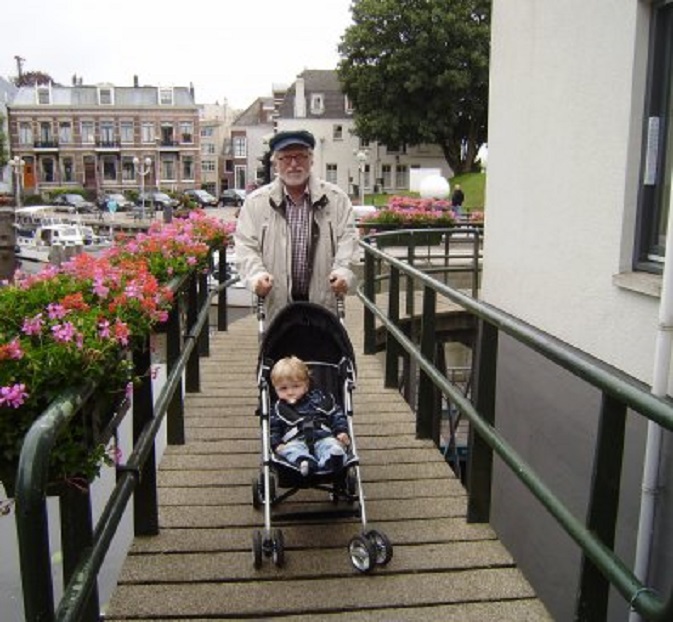 Met Thijs in de buggy op de brug rond ons appartementje