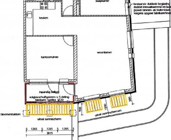 Plattegrond bij ons verzoek aan de gemeente een schuifpui op onze veranda te mogen aanleggen en zonneschermen aan de oostgevel te mogen plaatsen. Rechts en rechtsonder zie je voetgangersbrug over het water langs het pand