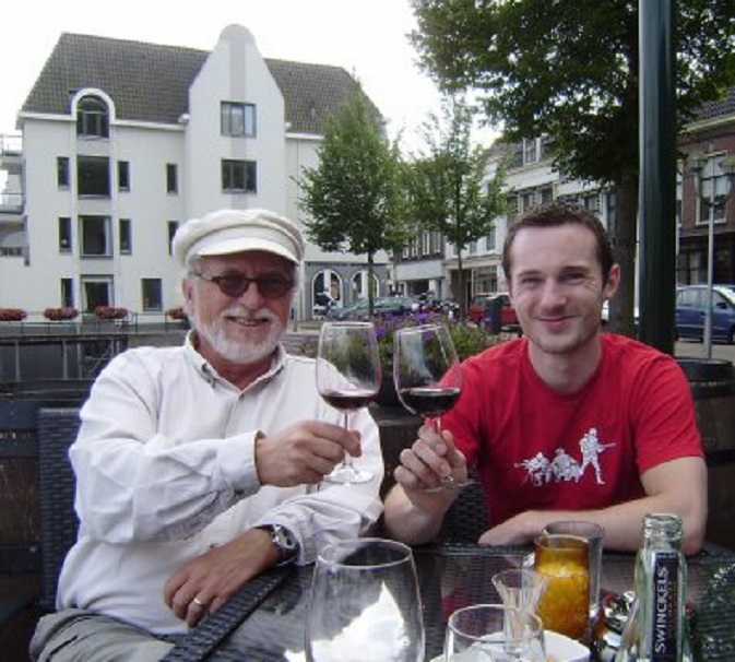 Met Rommert op het terras van de Derde waterkering WZ. Op de achtergrond ons huis
