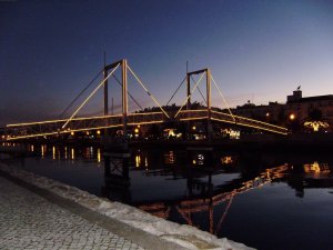 Kerstverlichting op de voetgangersbrug naar het stadscentrum
