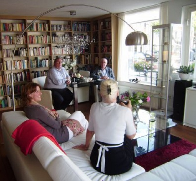 De Hogerdijken op de borrel. Vlnr. Jacqueline, Inge en zijn vader Ad. Op de voorgrond Ans