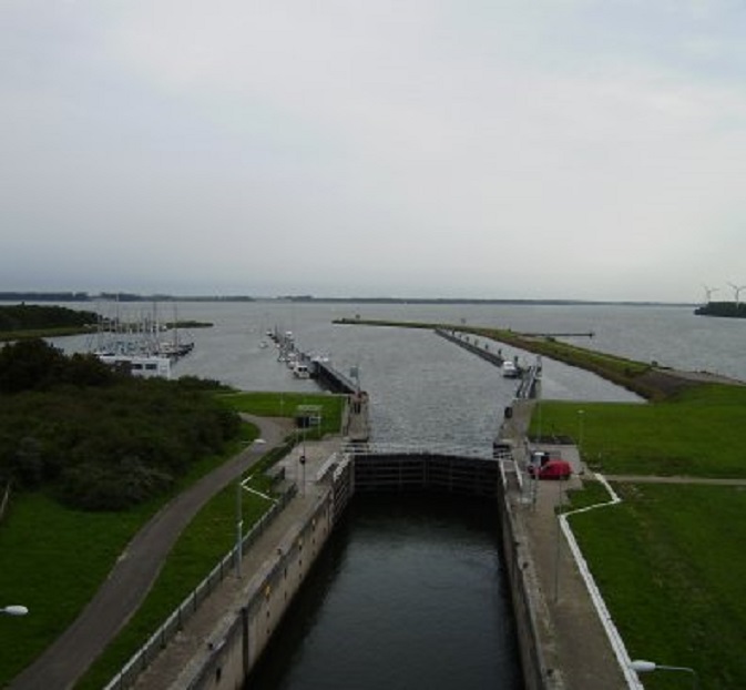 Jachtensluis Volkerak in noordelijke richting. Links, aan de overkant van het Hollands Diep, ligt Marina Numansdorp
