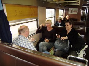 Terug in het boemeltreintje naar Lagos met Wiebe en Marina