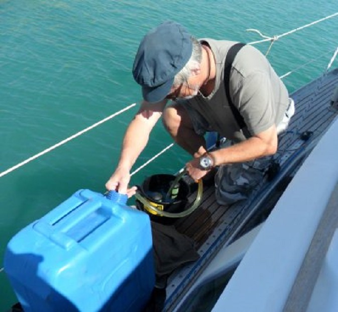 Overhevelen van 200 liter diesel via brandstoffilter in de hoofdtank