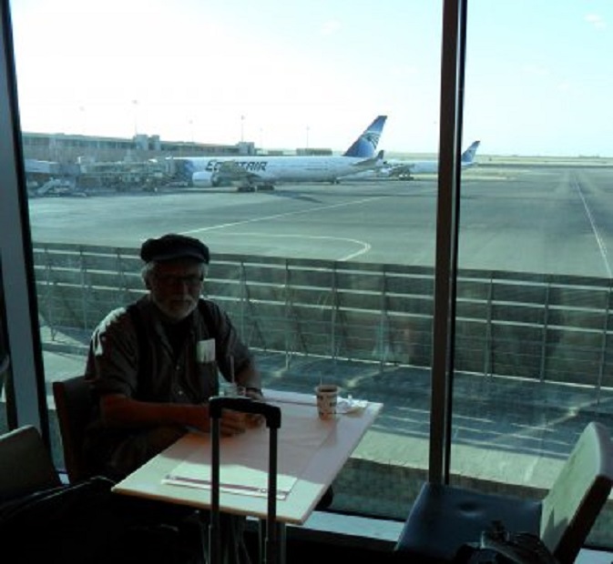 Schipper zit wat te suffen op Caïro Airport