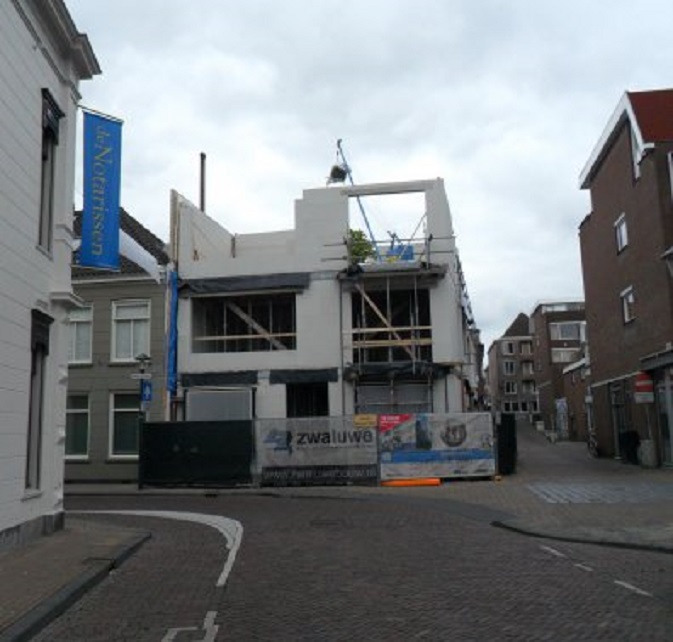 De herbouw van het BlueBandhuis vordert. Foto vanuit de Haarstraat