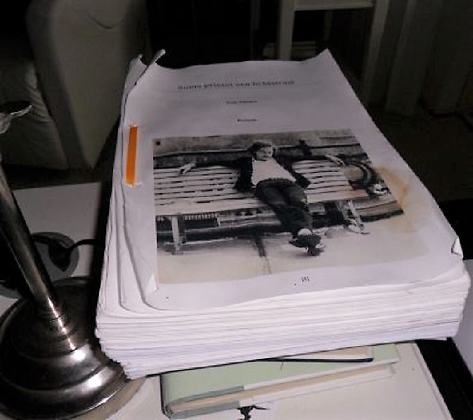 Het manuscript van mijn boek, nu 6 cm. hoog. Rechtsonder een koffievlek