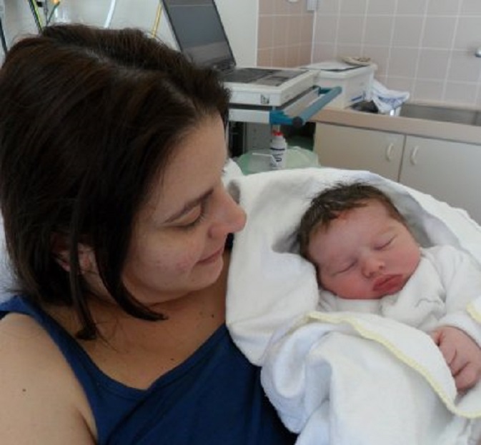 Tessa met haar pas geboren dochter Vajèn in het ziekenhuis