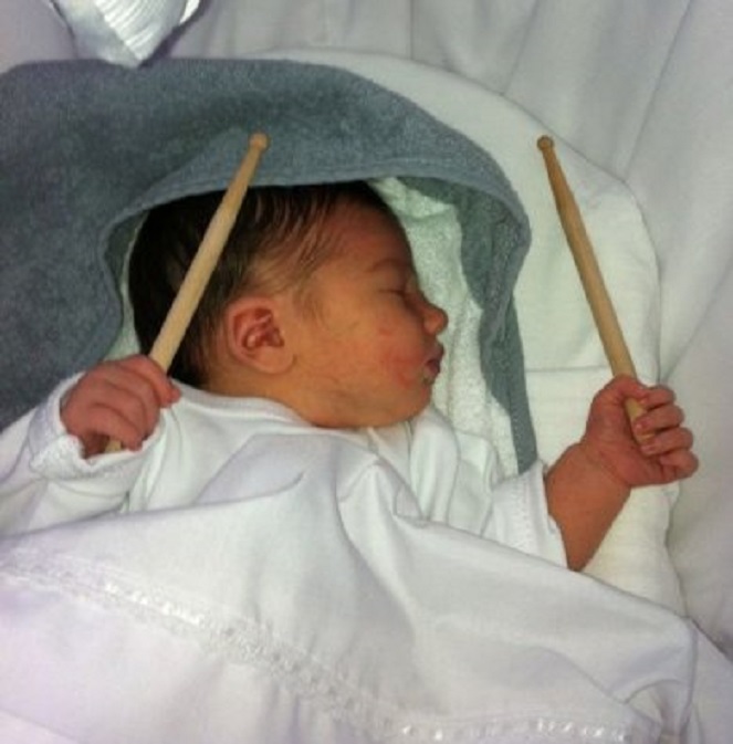  Vajèn, de dochter van drummer Jeffrey. De appel valt zo te zien niet ver van de boom.