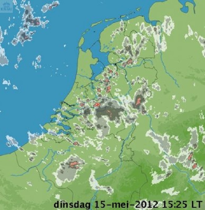 Buienradar KNMI. Zware buien boven het midden van het land.