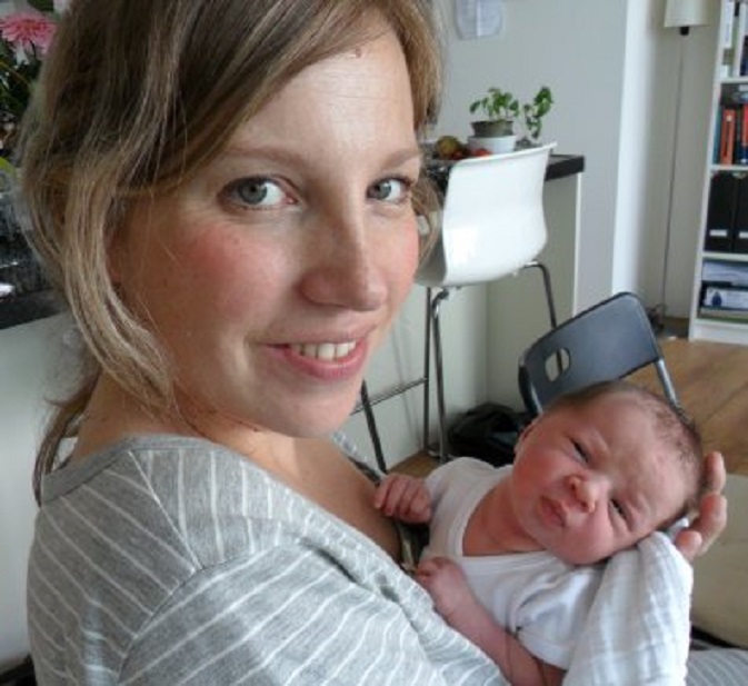 Mijn dochter Floor toont trots Lisa, haar tweede kind. Nu al een stuk van jewelste!