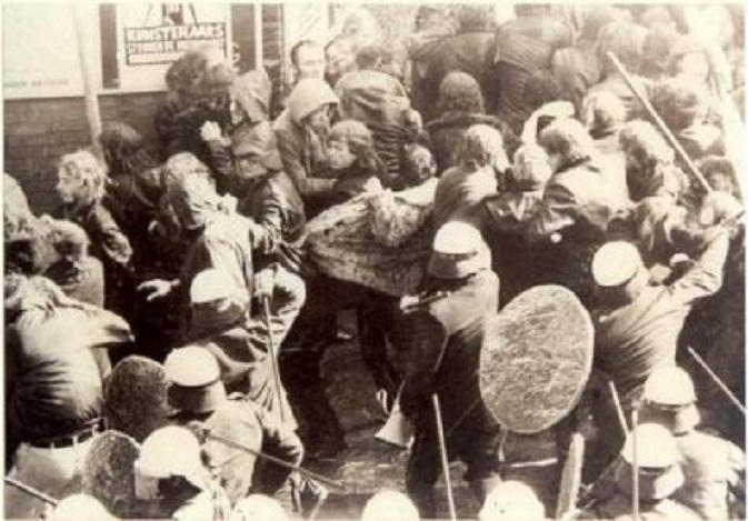 Nieuwmarktrellen, 1975 (foto: Nederlands Politiemuseum)