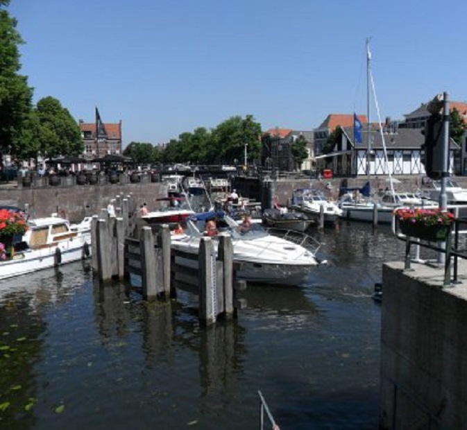 Drukte in de Lingehaven