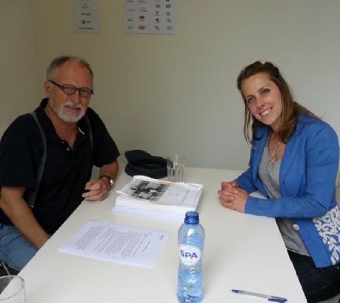 Met uitgeefmanager Eva de Visser op het kantoor van TenPages. Mijn manuscript bevindt zich - net als de borrel -  tussen ons in.