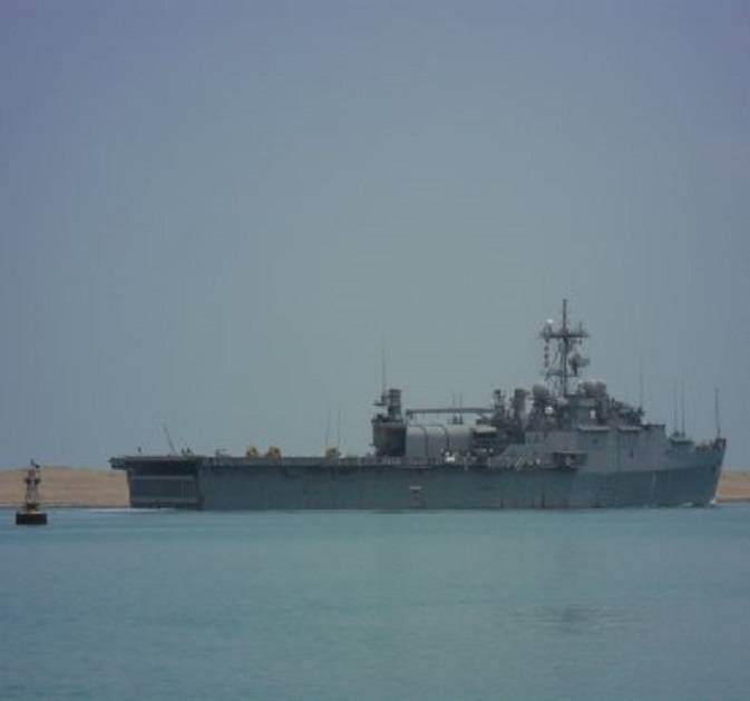 Een Amerikaans marineschip passeert op weg naar de Rode Zee