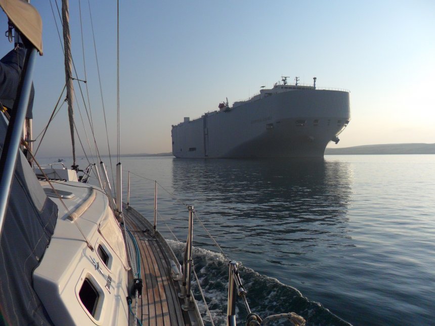 Vroege ochtend in het Suezkanaal. Een mastodont nadert en gaat wat opzij voor de talrijke vissersbootjes