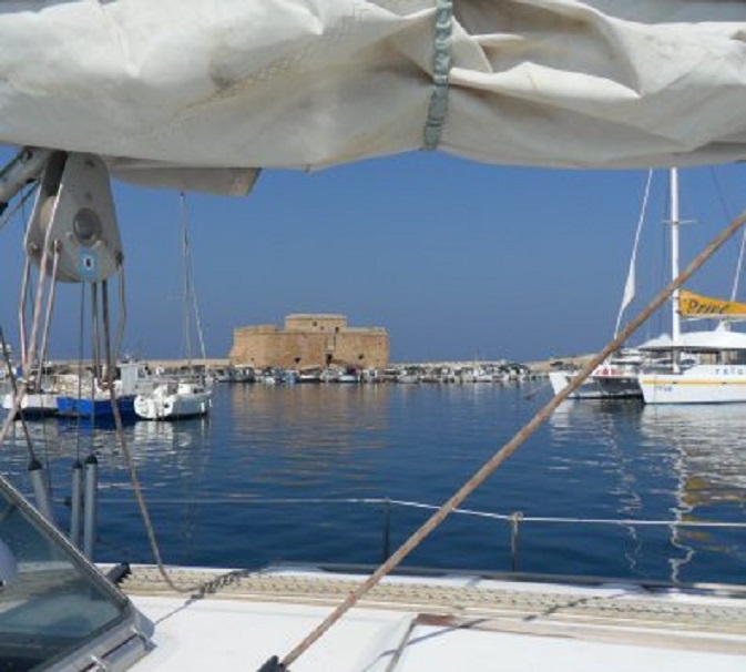 Geankerd in het haventje van Paphos. Op de achtergrond de Frankisch/Ottomaanse burcht