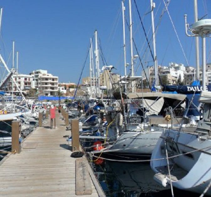 Steiger B in de marina van Ayíos Nikoláos.