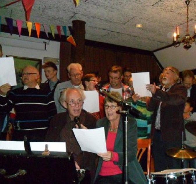 In 'De Trochreed' zingen we het gouden bruidspaar toe. Helemaal links staat mijn oudste neef Sjouke (Sjors) de Jager, zoon van de broer van mijn moeder. Helemaal rechts sta ik te zingen met nichtje Jannie (helaas achter het papier)