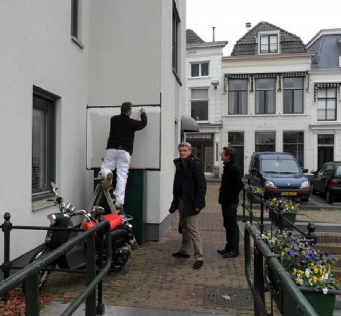 Voorbereiden van onze muur voor de plaatsing van het gedicht van Jozef Eijckmans