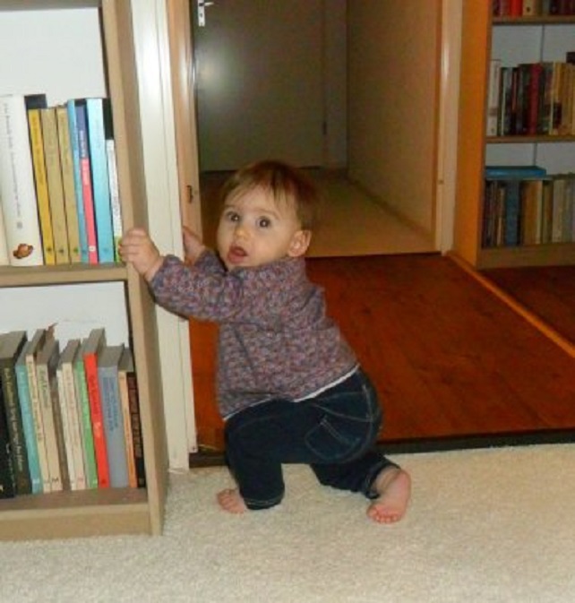 Kleinkind Vajèn probeert, 6,5 maanden oud, te gaan staan