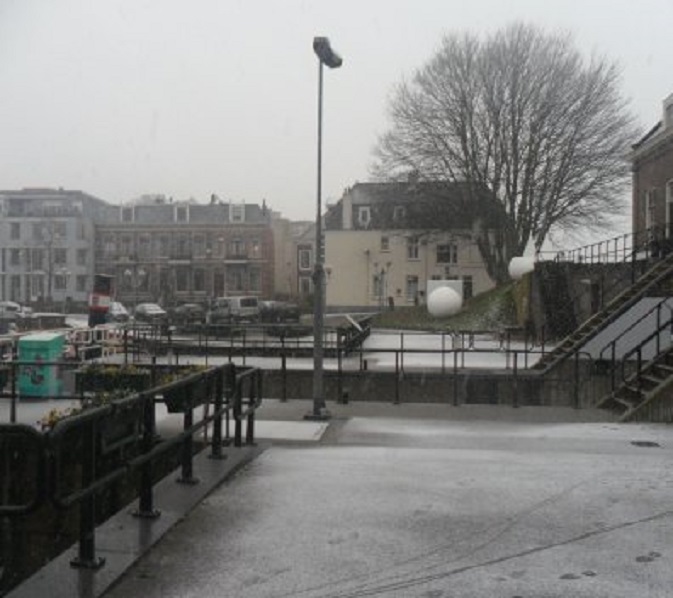 Vanmorgen blijft de sneeuw een beetje liggen op de sluis.