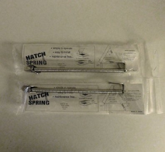 De twee uitzetspiraaltjes voor onze koelkast (aan boord)