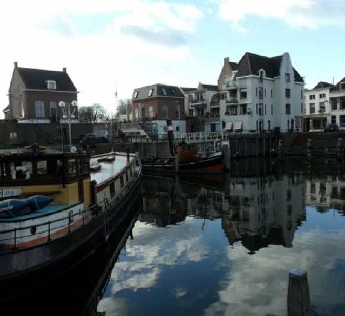 Rust in de haven. In het midden ligt de stoomsleper Jan de Sterke