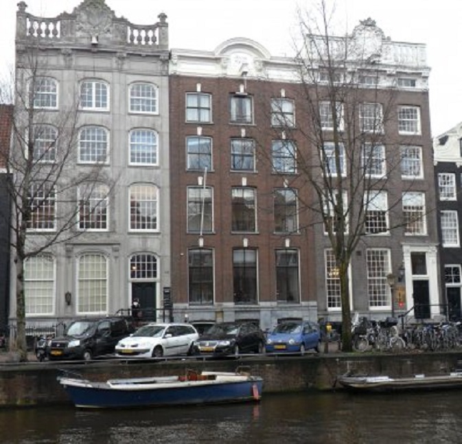 Amsterdam, Herengracht. Hier zitten de grote uitgevers en ook TenPages, op de eerste verdieping van het middelste grachtenpand
