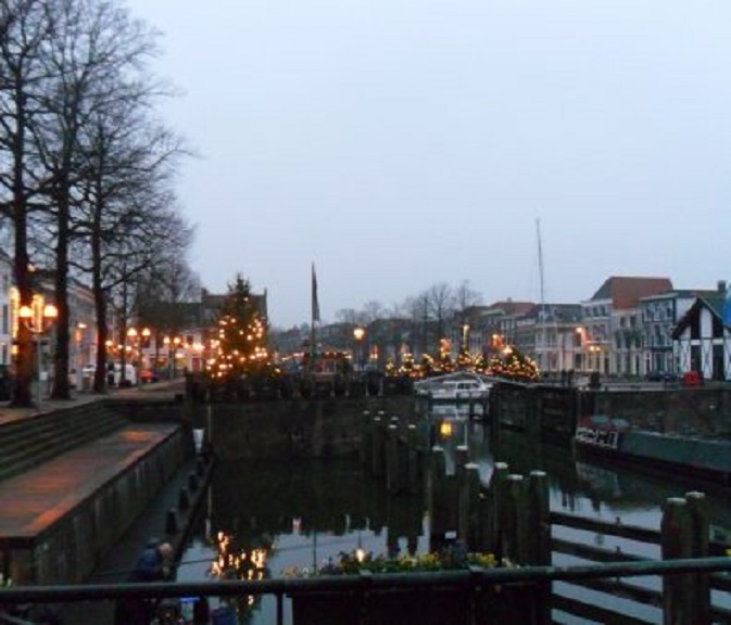 Kerstversiering op de Derde Waterkering, van buurtvereniging KNAKE en restaurant 'Le Bon'Apart'