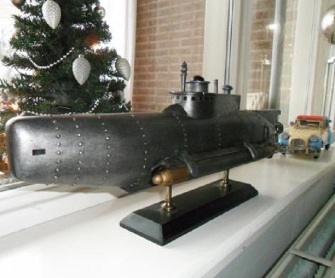 De gerepareerde duikboot in mijn vensterbank. Vergelijk dat eens met de foto van eergisteren!