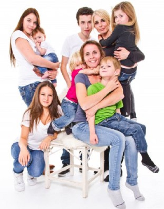 Bovenste rij vlnr: Tessa met Vajèn, Jordin, Barbara en Esri. Onderste rij vlnr: Nikita, Kate met Caelan (achter haar) en Liam