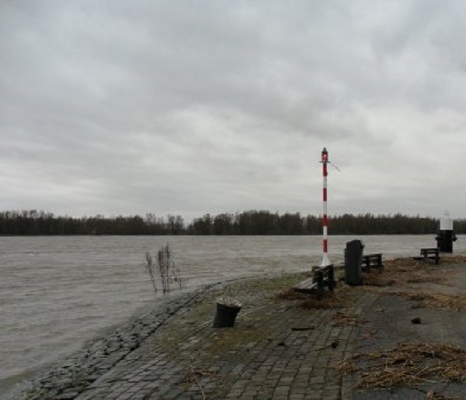 Op de punt van Buiten de Waterpoort. De Merwede zakt alweer
