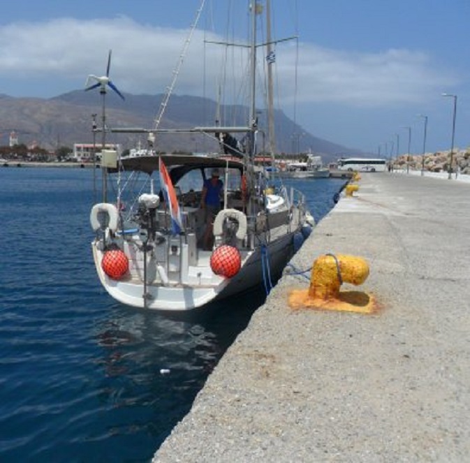 Dulce aan de lange, betonnen kade in Kissámos