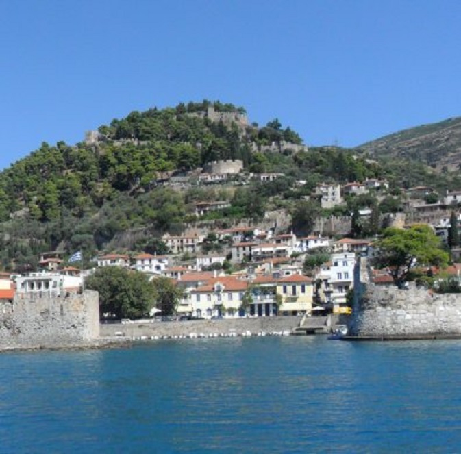 Invaart van de Middeleeuwse haven van Nafpaktos tussen twee Venetiaanse bastions. Rechtsboven het Venetiaanse kasteel