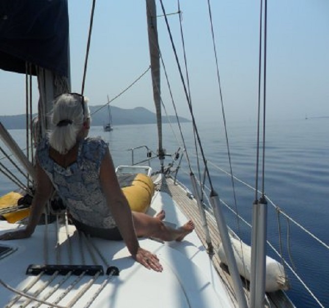 Op weg naar Kalomos over een spiegelende zee. Linksvoor Kiara