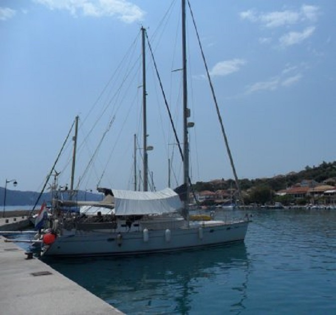 Dulce en Kiara in de haven van Kálamos