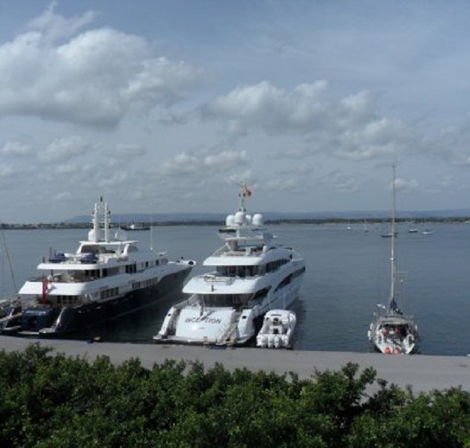 Onze Dulce met twee giga-jachten. De tender (bijbootje) naast het rechter jacht is net zo groot als wij