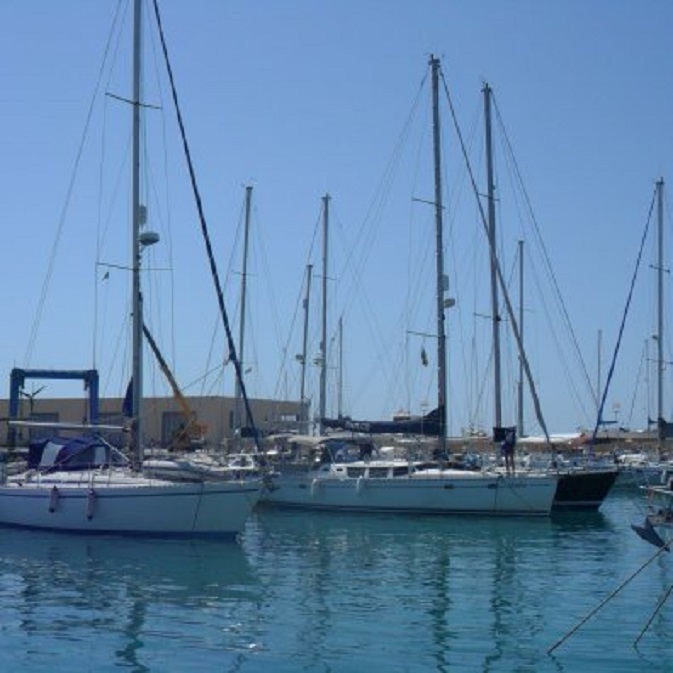 Dulce aan de steiger in Marina di Ragusa. Wie goed kijkt, ziet Ans op het voordek de was ophangen