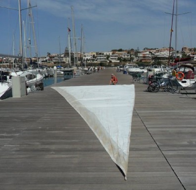 Op de brede ponton vouwen we de genua op