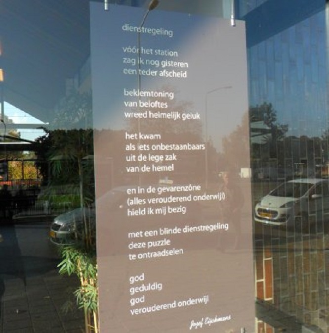 Het gedicht 'Dienstregeling' op het Gorcums station, begin van de Poëzieroute