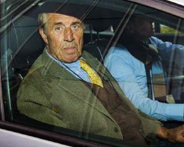 Foto van gisterochtend. Ernst Jansen Steur arriveert met zijn advokaat bij de Rechtbank in Zwolle (foto ANP)