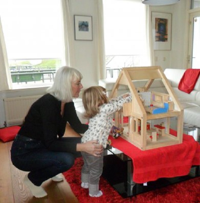 Kleine Vajèn met het poppenhuis van Esri