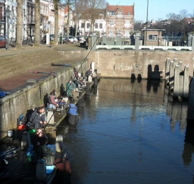 Viswedstrijd voor het raam in de haven