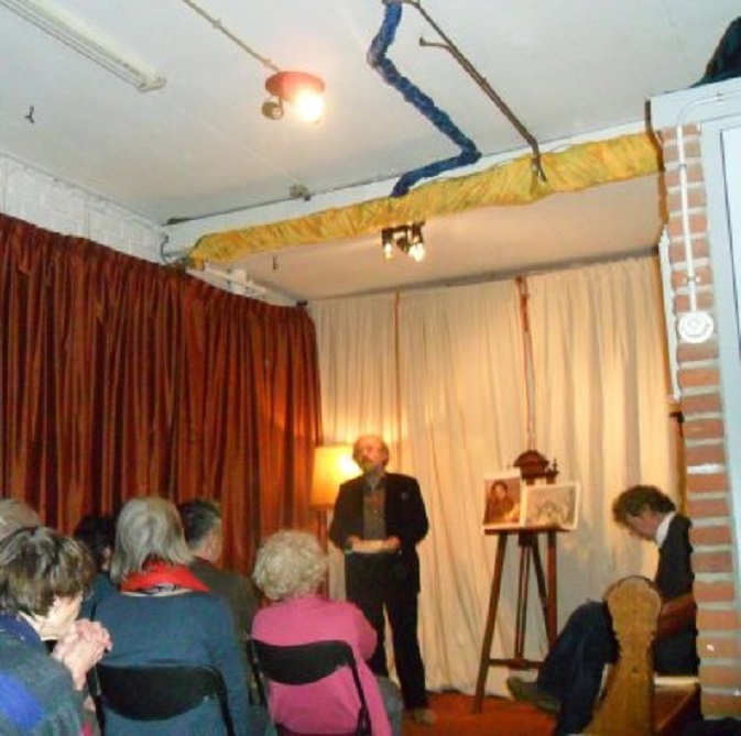 Niels Bokhove bij de presentatie van het 8e nummer van 'De Utrechtse Boekhouder' Rechts op de kerkbank zit redacteur Hans Heesen