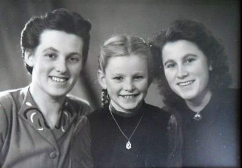 Drie zussen eind jaren '40. Vlnr. Engel (mijn moeder, toen cira 28), Hinke (toen  circa 11) en Marie (toen circa 20)