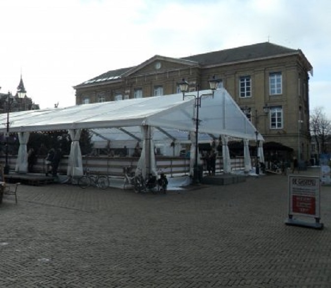 De kunstijsbaan op de markt voor het oude stadhuis