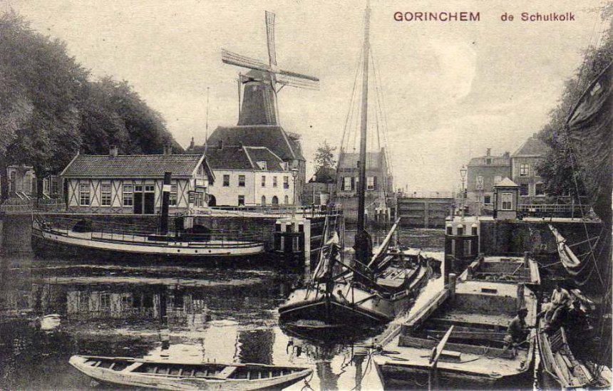 De sluiskolk van de Lingehaven met oliemolen De Eendracht en beide bierpakhuizen van ZHB. Circa 1900